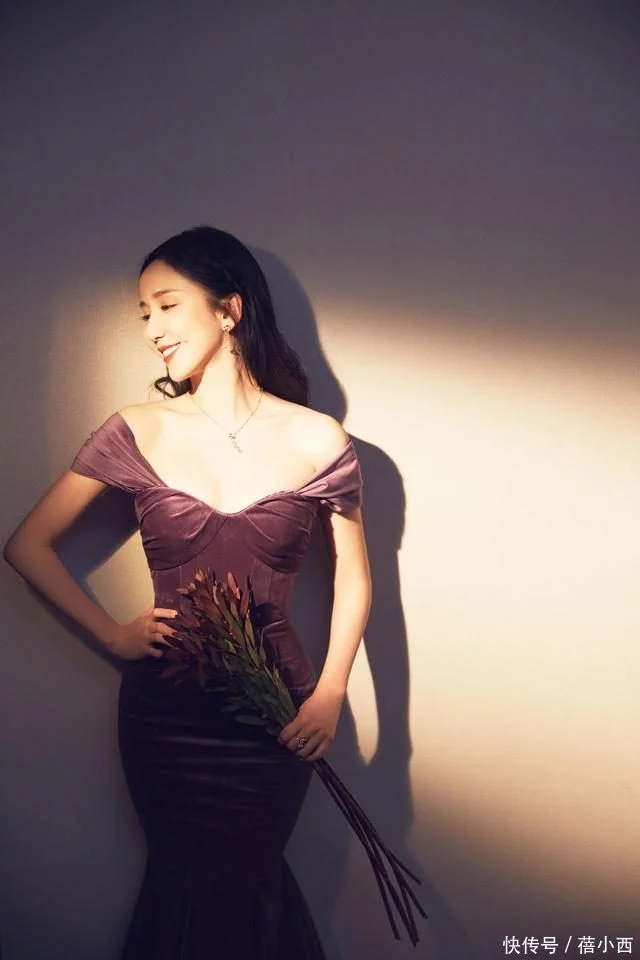 娄艺潇悄悄地在变美，穿香芋紫丝绒连衣裙亮相，凹凸感曲线太强烈