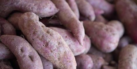 碱性|女性过了45岁,要多吃3种碱性食物,帮你补充雌激素,皮肤水嫩