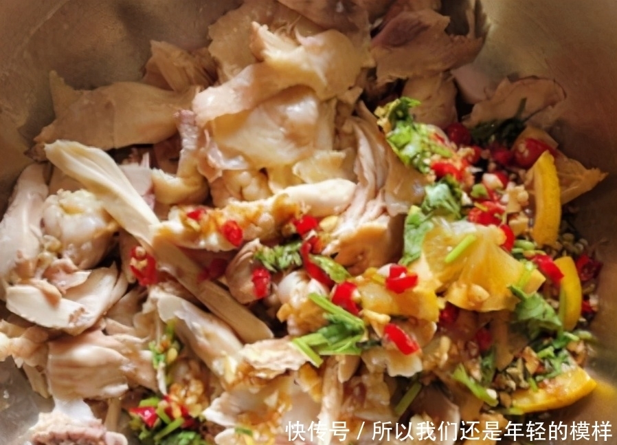 肉质细腻爽滑的手撕鸡,家庭版做法十分简单,味道鲜嫩可口