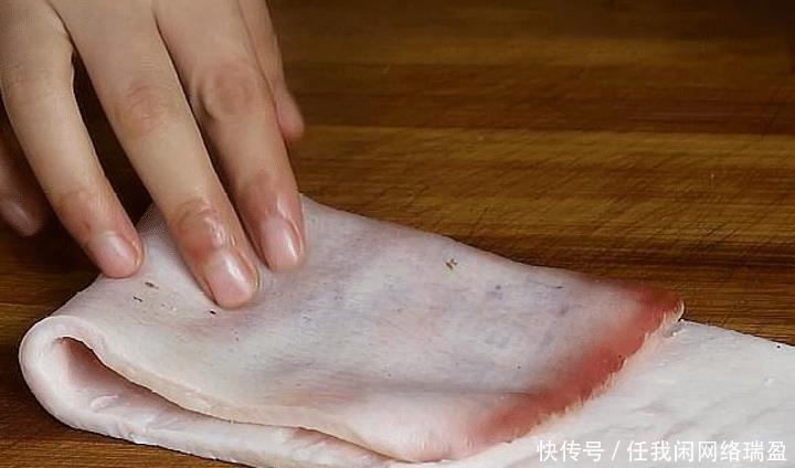 切成片|天冷了,家人迷上吃这菜,简单一做,鲜嫩入味又多汁,上桌抢着吃