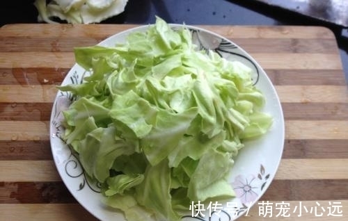 结球甘蓝|为啥饭馆里炒的包菜格外好吃?大厨:进锅前加一勺它,想不香都难
