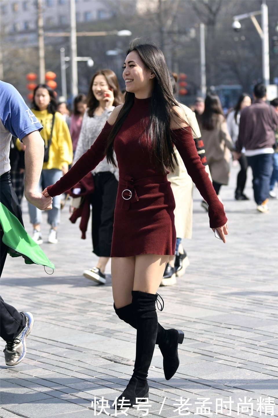 街拍:小姐姐深蓝色的花筒裙,走在街上成了焦点!