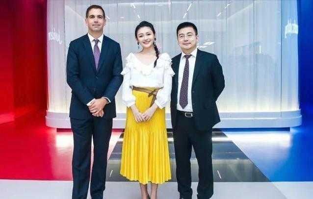 色彩的搭配|大S瘦下来少女感绝了,穿荷叶边衬衫配百褶裙,麻花辫俏皮减龄