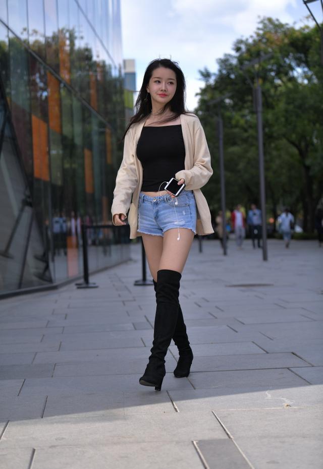 长筒靴|美女街拍:冬季穿搭做“减法”,短裤搭配长筒靴,让你清新又有型!