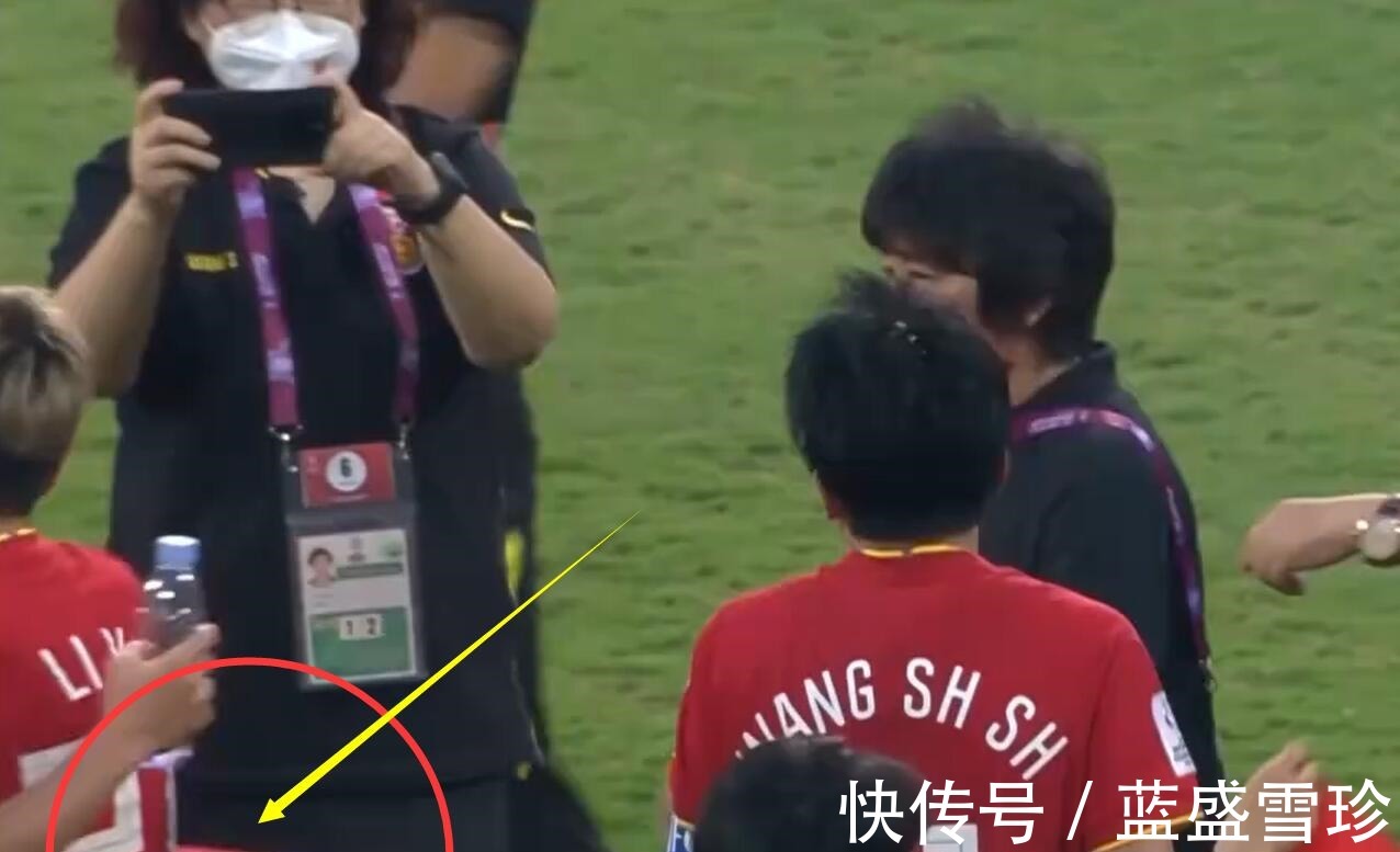 水庆霞|抢国旗!女足夺冠后,谁注意水庆霞这家国情怀的举动,动容啊!
