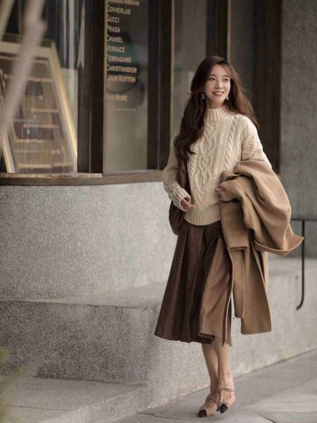 知性 秋冬大衣穿搭指南,搭配毛衣和牛仔裤,小个子女生也能穿出高级感