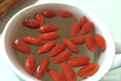 肾好的人,腰上有2个“喜报”,3水多喝,养肾强肾