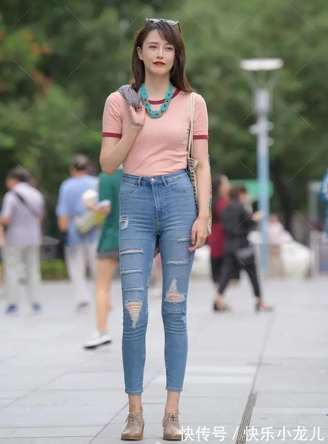 长裤 灰绿色长袖T恤搭配黑色打底裤,修饰身材比例,更显气质