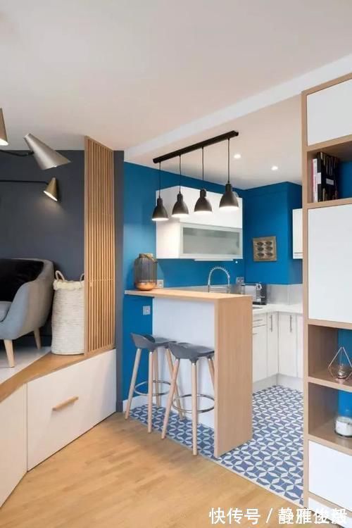 公寓|单身小姐姐买20平公寓，打个地台上面是客厅，下面抽张床出来睡觉！