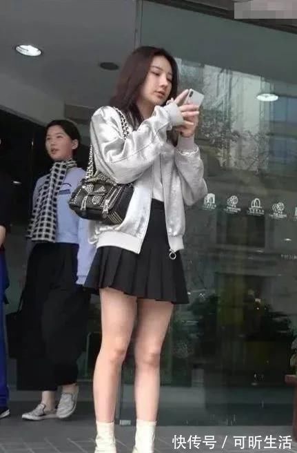 小姐姐|街拍特别甜的两个小姐姐,风格迥异的搭配十分的清新甜美