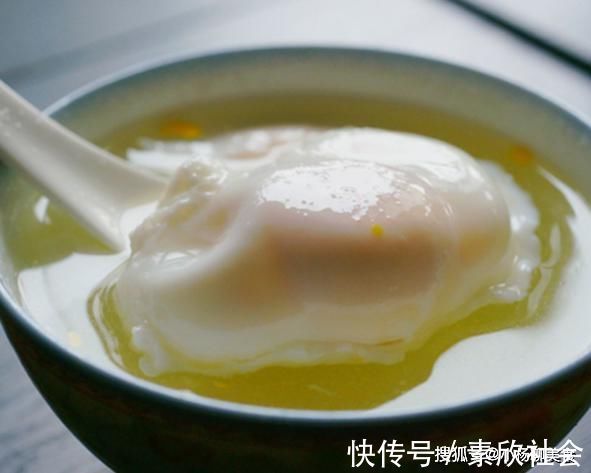 水煮蛋|做水煮荷包蛋，别急着水开下锅，多加这一步，鸡蛋嫩滑不散花