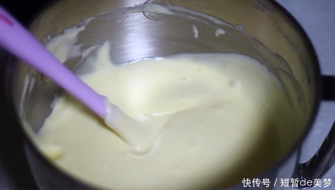 炎热的夏天,来一份酸酸甜甜的百香果慕斯,解暑又开胃!