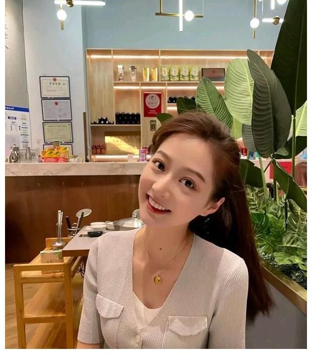 冯林|21岁冯琳走红！通过千里挑一的选拔成为领诵员，成功的背后是努力