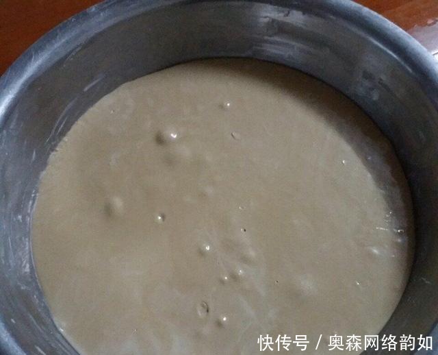 倒入|糖水倒入糯米粉, 大火蒸60分钟, 地道的年糕就做好了!