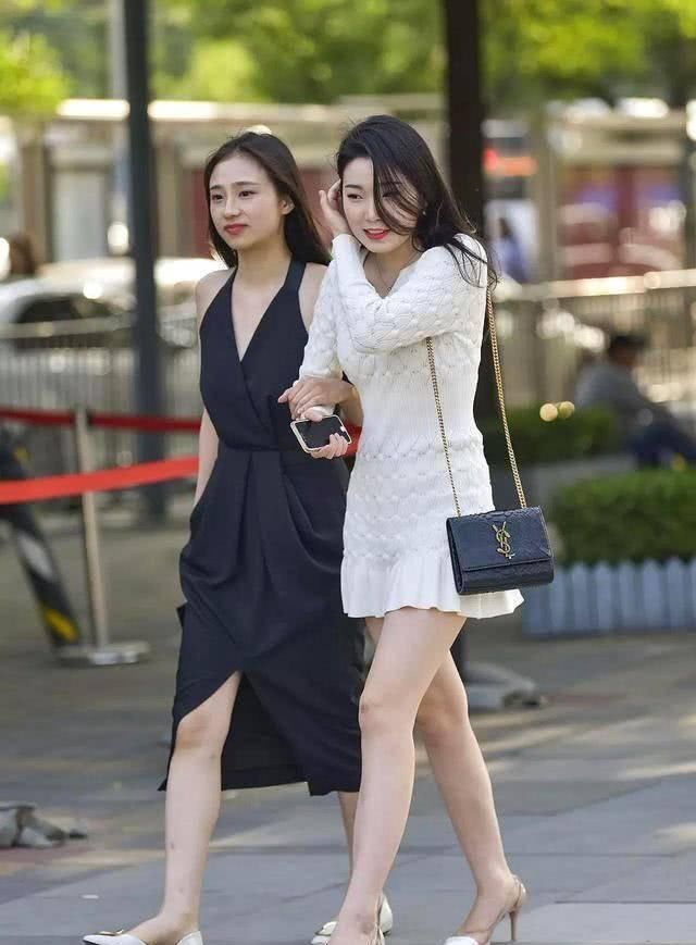 相映|街拍美女黑裙与白裙相映,小姐姐青春靓丽,笑容甜美可人