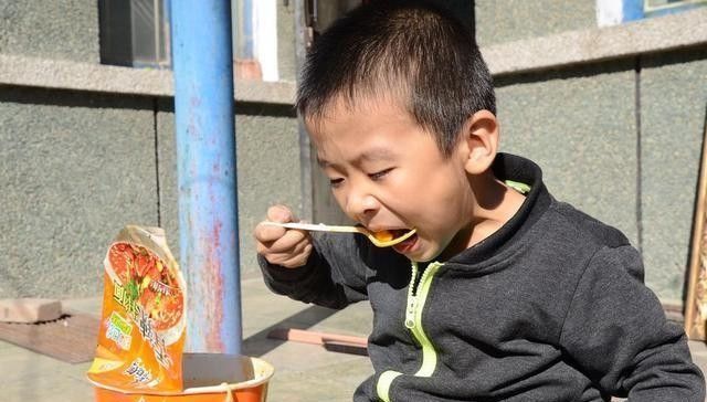 对孩子|8岁男童检查出肠癌，医生路边这种早餐吃太多所致