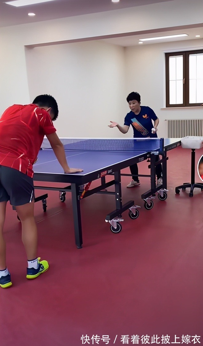 世界冠军|邓亚萍近况曝光超朴素!啃鸡爪直接用手接骨头,回归田园醉心种菜