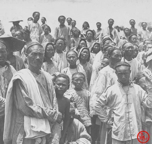 老照片|晚清老照片:小脚贵妇穿华丽汉服,新婚夫妻表情严肃