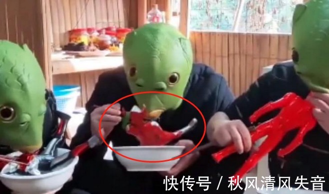 亮亮|孩子看到“奥特曼被揍”的反应,握紧拳头不算啥,用手砸墙才叫绝