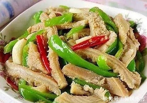 年夜饭桌上的几道美味菜,色香味俱全,家人吃得有滋有味