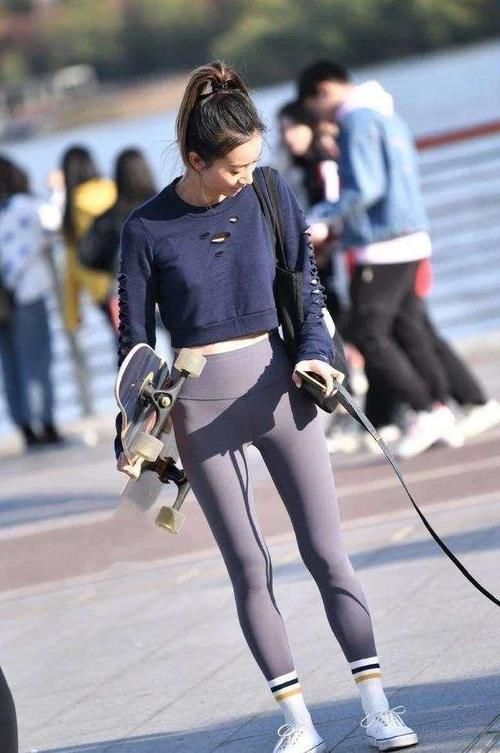 纯色 瑜伽裤穿出清新模样,塑造清纯少女感,好看又不简单