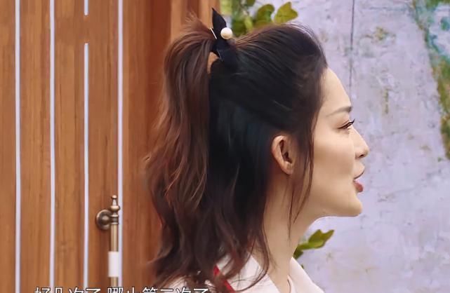 表情纹|李沁参加《跑男》,趁大笑时导演将镜头怼脸,真实颜值一览无余