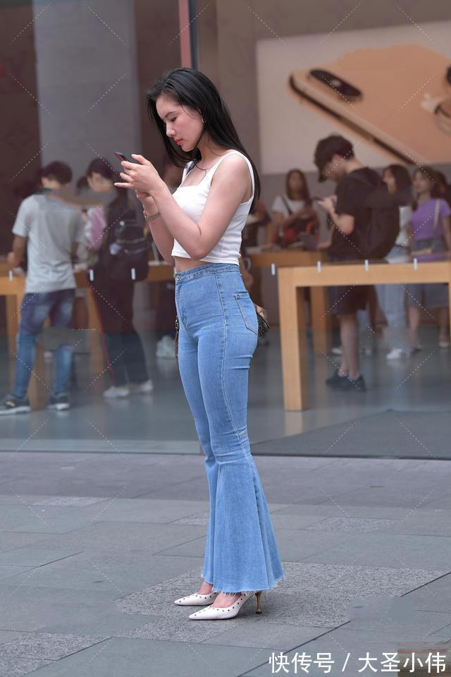 九分裤|美女街拍:九分裤配合高跟鞋,双腿线条得到拉伸,人也会变得更自信
