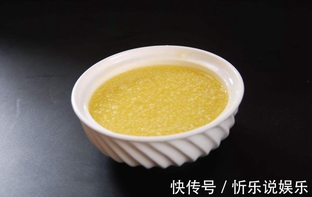 煮小米粥时,不要直接加水煮,用上这3个诀窍,小米粥全家都爱喝