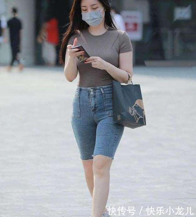 百褶裤 白色裹胸上衣搭配白色紧身打底裤,简单大方,展现气质感