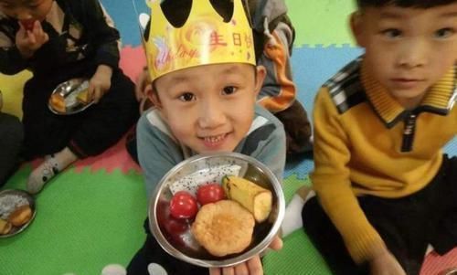 蛋糕|四岁娃过生日,家长把蛋糕送到幼儿园,其他家长的拒绝方式太硬核