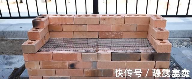 老爸不用水泥砂浆, 空心砖垒起来, 在院子里搭个烧烤台, 简单方便