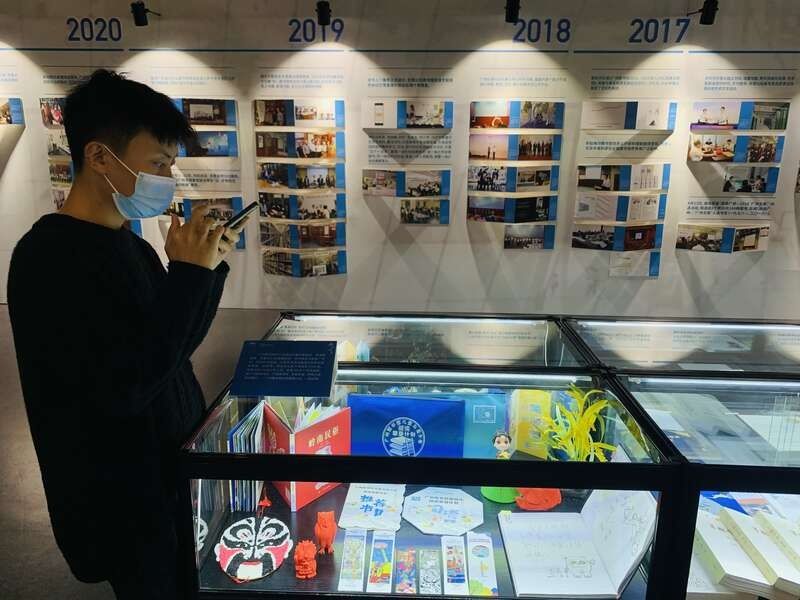 公共图书馆#广州图书馆开馆40年 注册读者超240万人 服务市民上亿人次