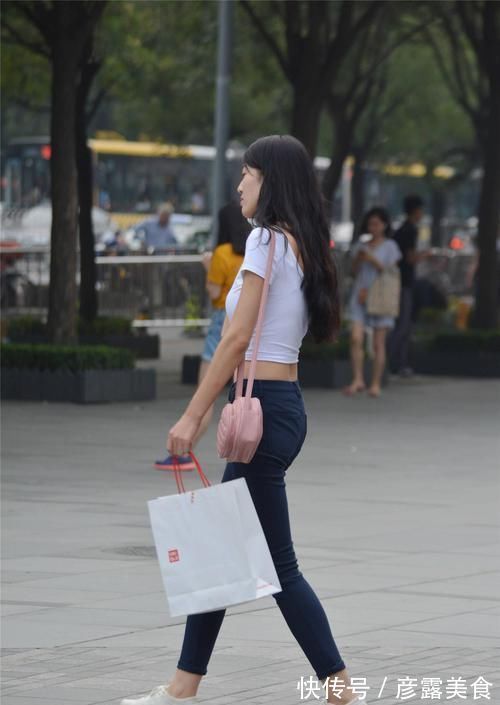 姑娘 紧身牛仔裤搭配运动鞋,苗条身材姑娘,穿出青春靓丽气息