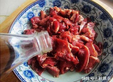 炒猪肉别再放“料酒”了，试试放“它”，不仅去腥，肉质更鲜嫩