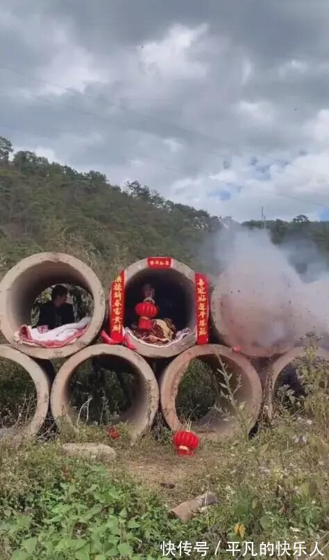 |今日段子:竟然还有人反向烤火?难道不怕烧到屁股吗?