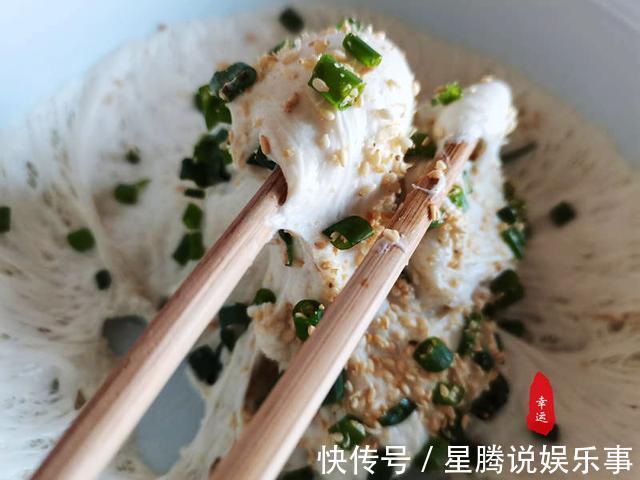 酵母粉|不沾手发面饼外面酥脆,里面柔软,有葱香芝麻香和花椒的清香