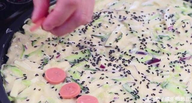 茄子里面倒入2个鸡蛋,我家一周吃5次,营养好吃又美味,喜欢收藏