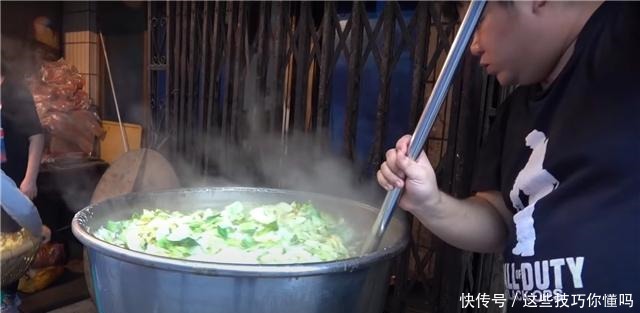  夫妻街头卖“热腾腾”早餐，5元一碗遭哄抢，食客不喝馋得慌！