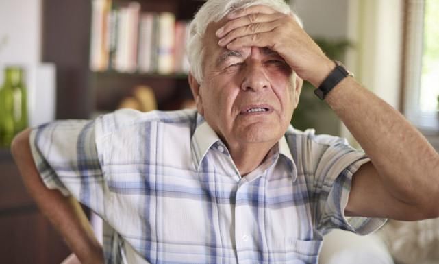 不管关节炎多久,医生秋天坚持1件事,养骨补骨骨质疏松都溜走