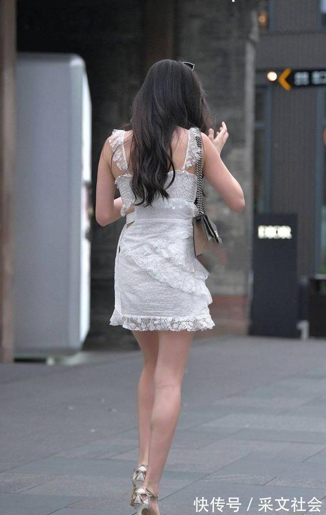 精致感 白色蕾丝吊带裙穿出精致感,搭配白色尖头细跟鞋提升气质