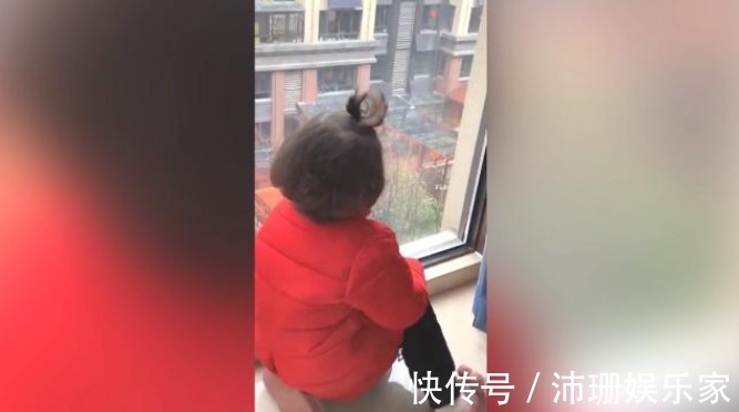 妈妈|女儿每天准时坐在窗前,吃饭也喊不动,妈妈顺窗外一瞧乐坏了