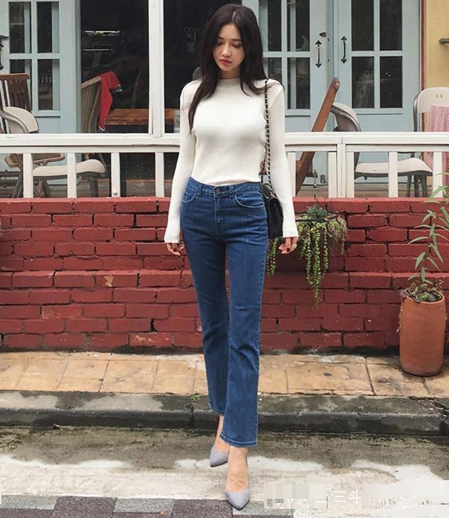一双细高跟鞋来搭配一条破牛仔裤，穿出时髦大气潮流感