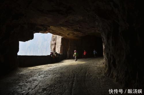 中国最怪的二个村庄，一个在悬崖上，一个在地下，都成了著名景点