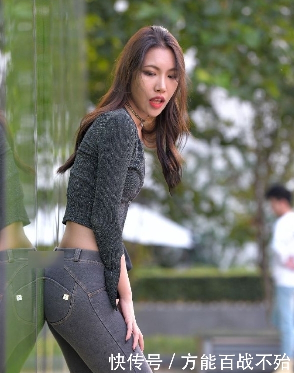 街拍:丰腴御姐好身材藏不住,时尚装扮胜过明星!