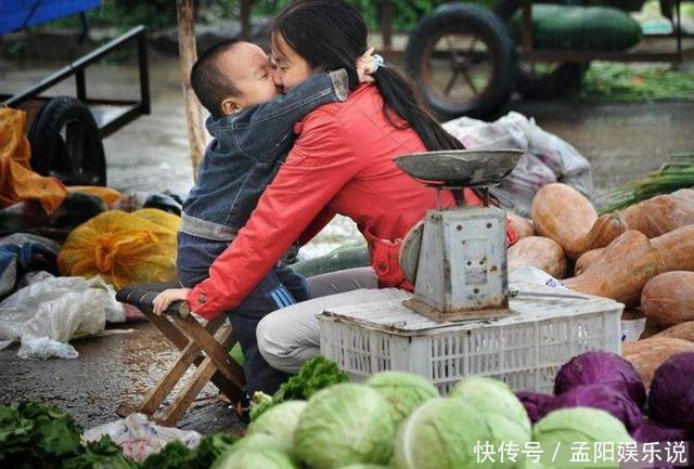 宝妈|“双标爸爸”带娃午睡火了,搂着女儿甜如蜜,儿子:我是捡来的吧