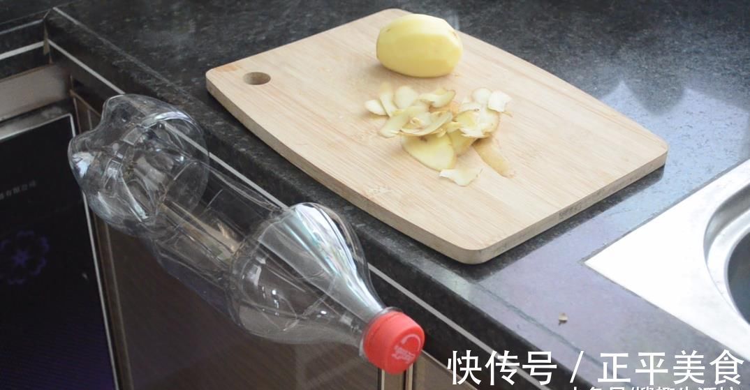 大号塑料瓶别扔了, 剪一刀, 放在厨房里太实用了, 看到的人都夸好