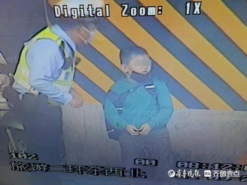 公交车|“小迷糊”独自上学迷路，幸好遇到执勤交警