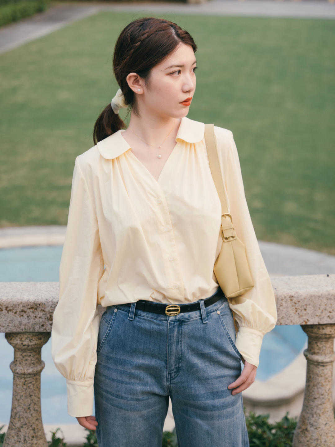 时尚博主|经典大气的初秋穿搭示范,衬衫搭配牛仔裤干练简约,洒脱时髦