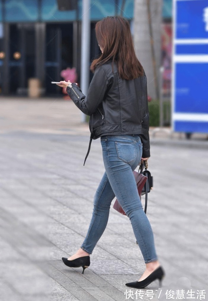 牛仔裤子 走在街头上的阿姨,这条紧身裤都穿出御姐范儿了