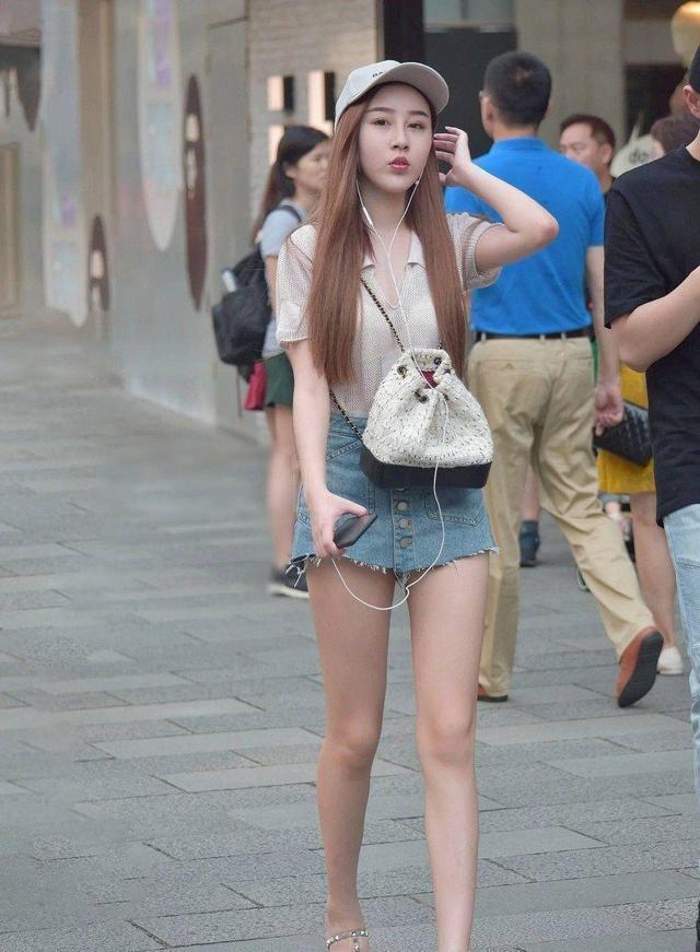 街拍：直发飘飘的小姐姐，十分新颖的打扮，优雅时尚